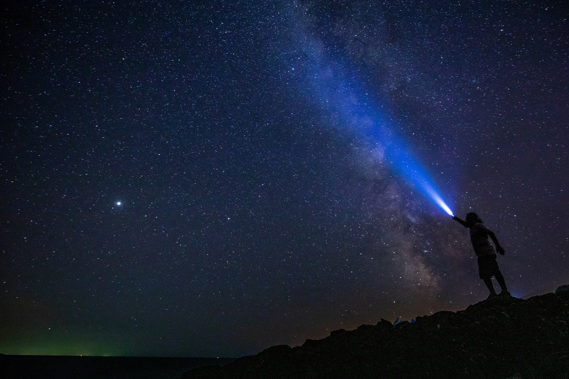 11.08.2021., Pula - Nebo snimljeno u okolici Pule (Liznjan - Marlera). Perzeidi su meteorski roj kojemu je radijant u zvijezdu Perzeju, a zapaza se od 25. srpnja do 20. kolovoza, s najvecom ucestaloscu 12. kolovoza kad se moze pojaviti i 80 meteora na sat. Ti se meteori gibaju srednjom geocentricnom brzinom od 60 km/s. Potjece s putanje kometa Swift-Tuttle, a kod nas se spominje ime Suze Sv. Lovre. 
Photo: Srecko Niketic/PIXSELL