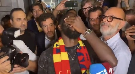 Samuel Umtiti stigao je u Lecce, doček navijača svog novog kluba ganuo ga je do suza