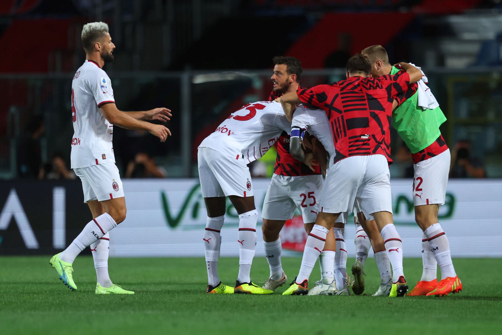 epa10132814 Milan’s Ismael Bennacer celebrates after the goal 1-1 with his teammates during the Italian Serie A soccer match Atalanta BC vs AC Milan at the Gewiss Stadium in Bergamo, Italy, 21 August 2022.  EPA/PAOLO MAGNI