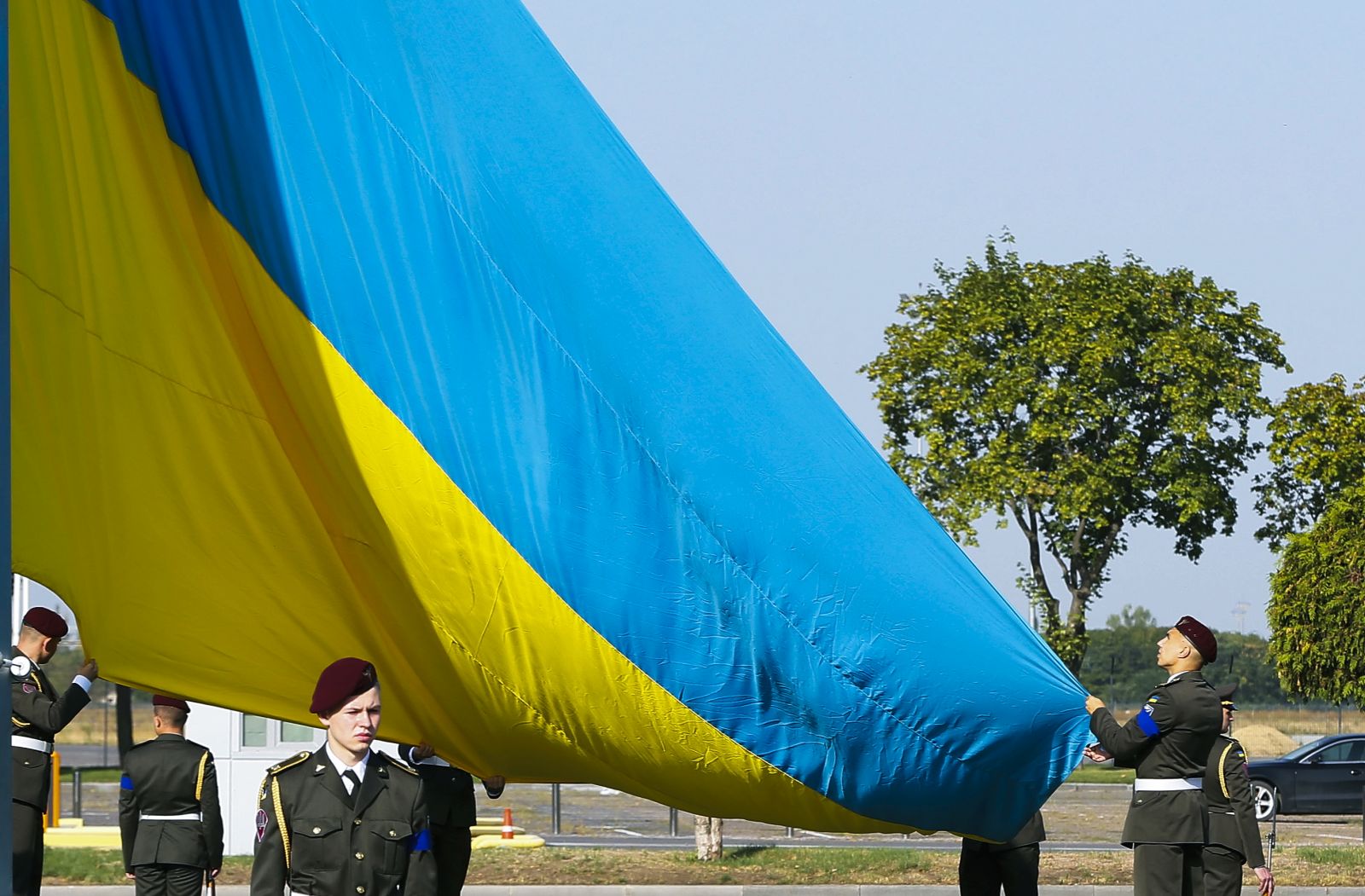 epa10134609 Ukrainian Guard of Honor soldiers hoist a national flag in Odesa, Ukraine, 23 August 2022. Ukraine marks National Flag Day one day prior to Independence Day, which is celebrated on 24 August. Kharkiv and surrounding areas have been the target of heavy shelling since February 2022, when Russian troops entered Ukraine starting a conflict that has provoked destruction and a humanitarian crisis.  EPA/STRINGER