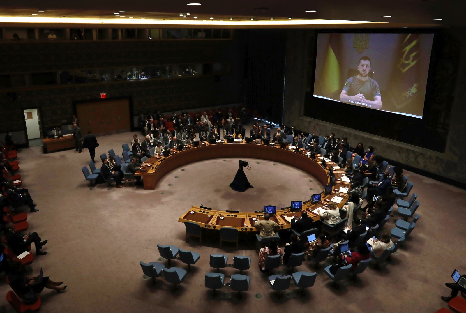 epa10136310 Ukrainian President Volodymyr Zelenskyy appears on screen and waits to address a United Nations Security Council meeting on the situation in Ukraine, at the United Nations headquarters in New York, New York, USA, 24 August 2022.  EPA/PETER FOLEY