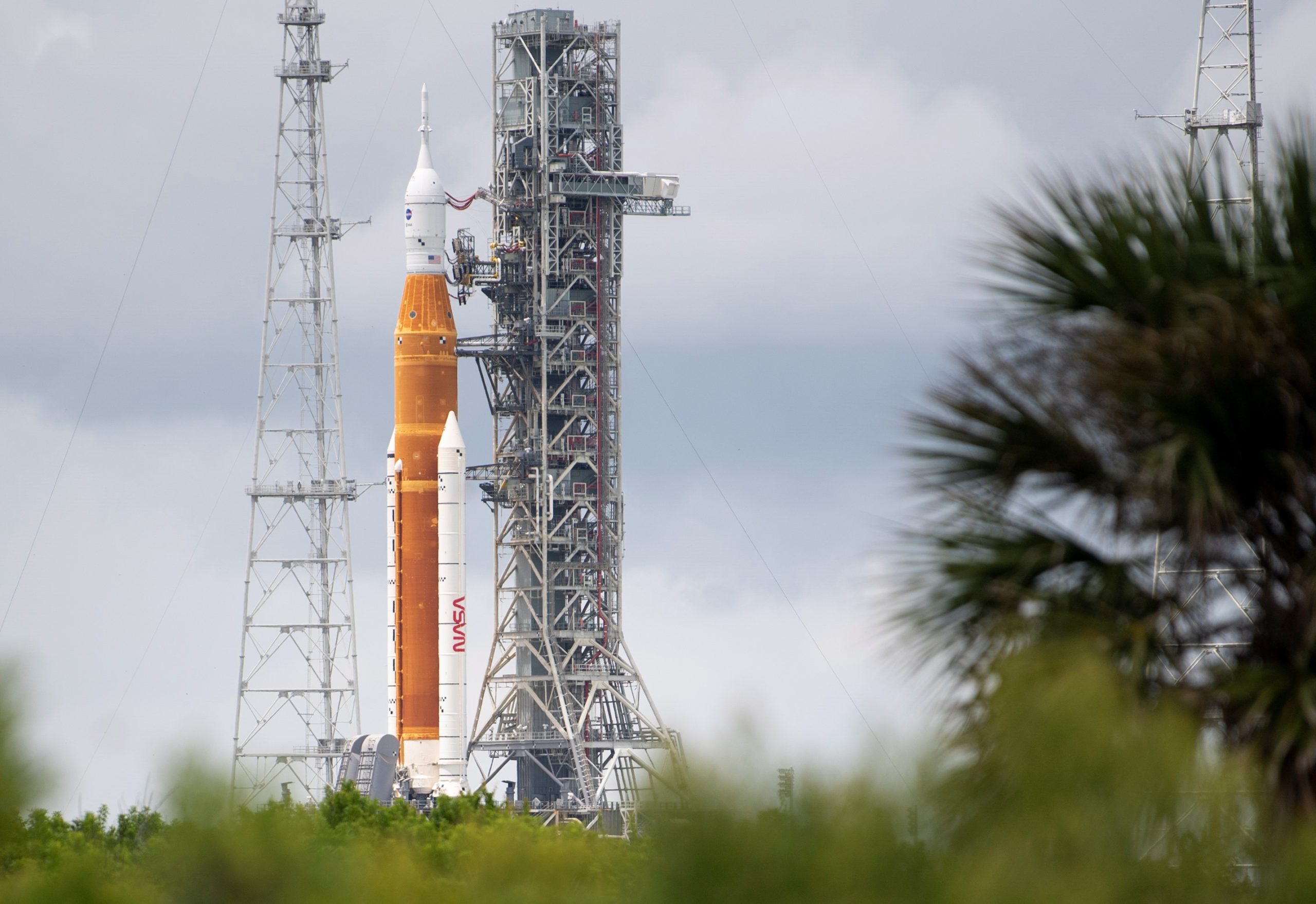 epa10144560 A handout picture made available by the National Aeronautics and Space Administration (NASA) shows NASA’s Space Launch System (SLS) rocket with the Orion spacecraft aboard seen atop a mobile launcher at Launch Pad 39B as preparations for launch continue, at NASA’s Kennedy Space Center in Merrit Island, Florida, USA, 29 August 2022. NASA’s Artemis I flight test is the first integrated test of the agency’s deep space exploration systems: the Orion spacecraft, SLS rocket, and supporting ground systems. Launch of the uncrewed flight test is targeted for no earlier than 29 August at 8:33 a.m. ET.  EPA/Joel Kowsky / HANDOUT MANDATORY CREDIT: (NASA/Joel Kowsky) HANDOUT EDITORIAL USE ONLY/NO SALES