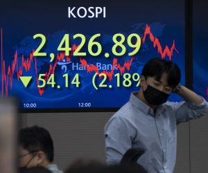 epa10144784 Employees react at the Hana Bank in Seoul, South Korea, 29 August 2022. The benchmark South Korea Composite Stock Price Index (KOSPI) fell 54.14 points, or 2.18 percent, to close at 2,426.89, following the US Central Bank's annual Jackson Hole meeting on 26 August.  EPA/JEON HEON-KYUN