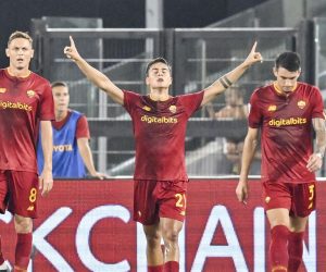 epa10148052 AS Roma's Paulo Dybala (C) celebrates after scoring a goal in the Italian Serie A soccer match AS Roma vs AC Monza at Olimpico stadium in Rome, Italy, 30 August 2022.  EPA/Alessandro Di Meo