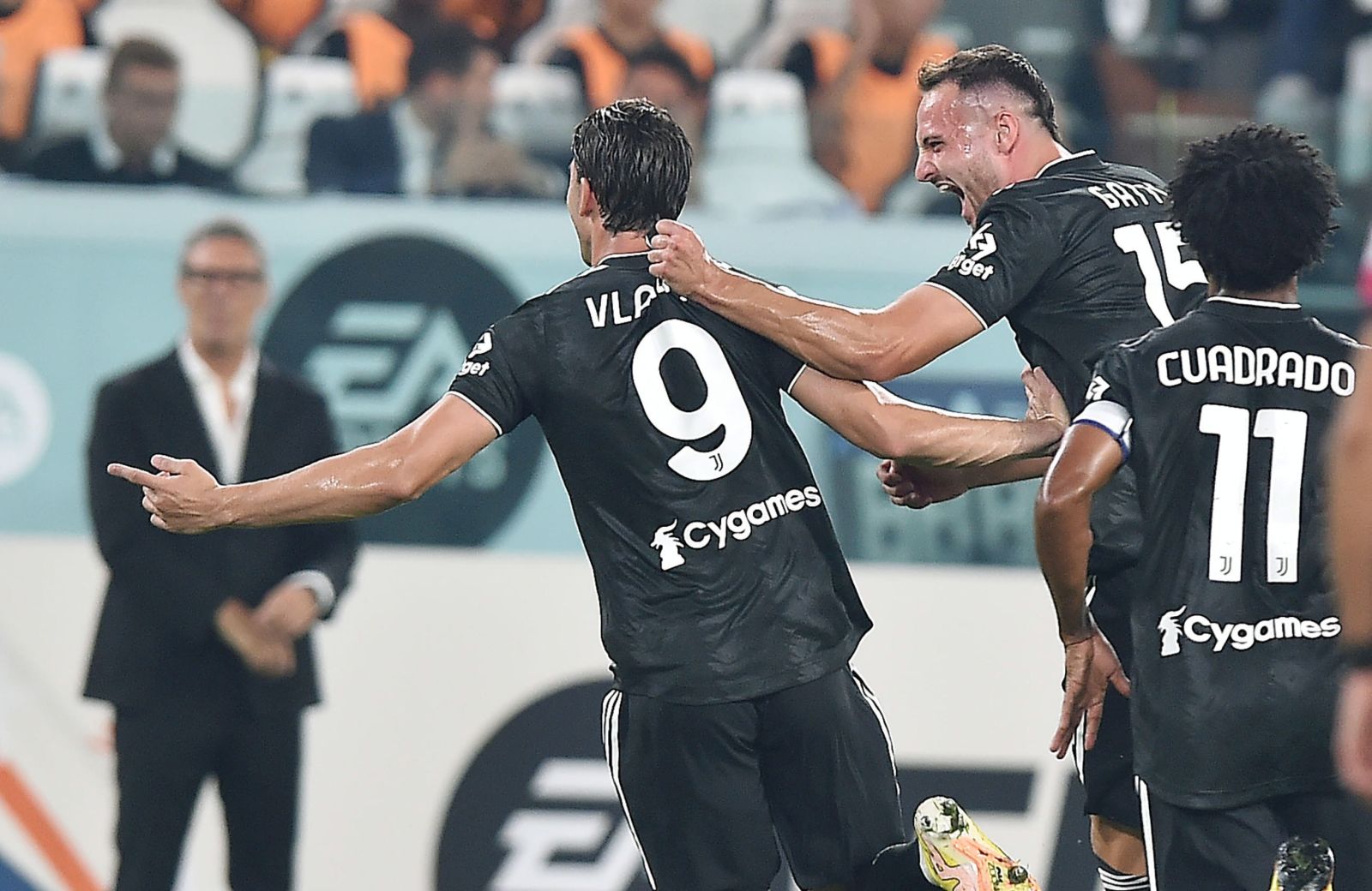 epa10150498 Juventus’ Dusan Vlahovic (L) jubilates after scoring the opening goal during the Italian Serie A soccer match Juventus FC vs Spezia Calcio at the Allianz Stadium in Turin, Italy, 31 August 2022.  EPA/ALESSANDRO DI MARCO