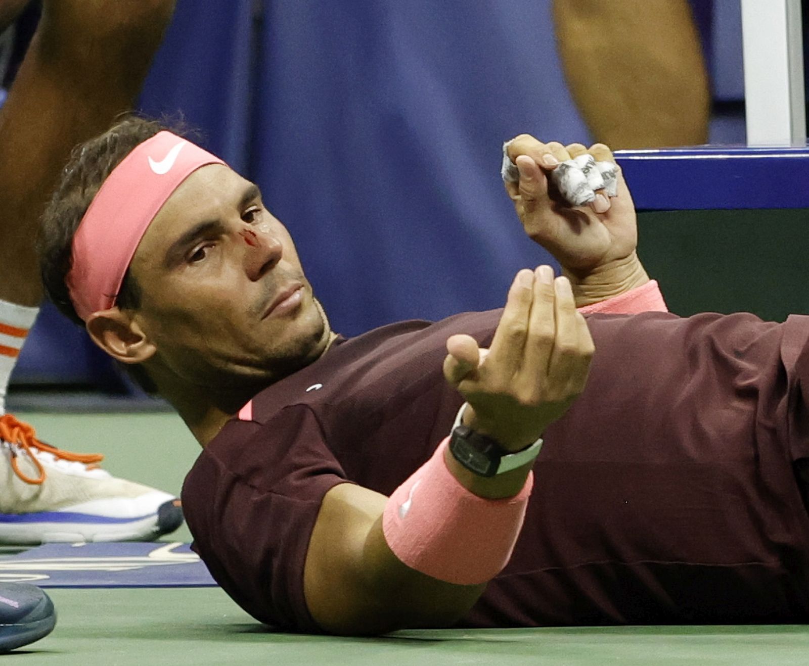 epa10153891 Rafael Nadal of Spain looks up after he hit himself in the face with his racquet during his match against Fabio Fognini of Italy during their second round match of the US Open Tennis Championships at the USTA National Tennis Center in Flushing Meadows, New York, USA, 01 September 2022. The US Open runs from 29 August through 11 September.  EPA/JASON SZENES