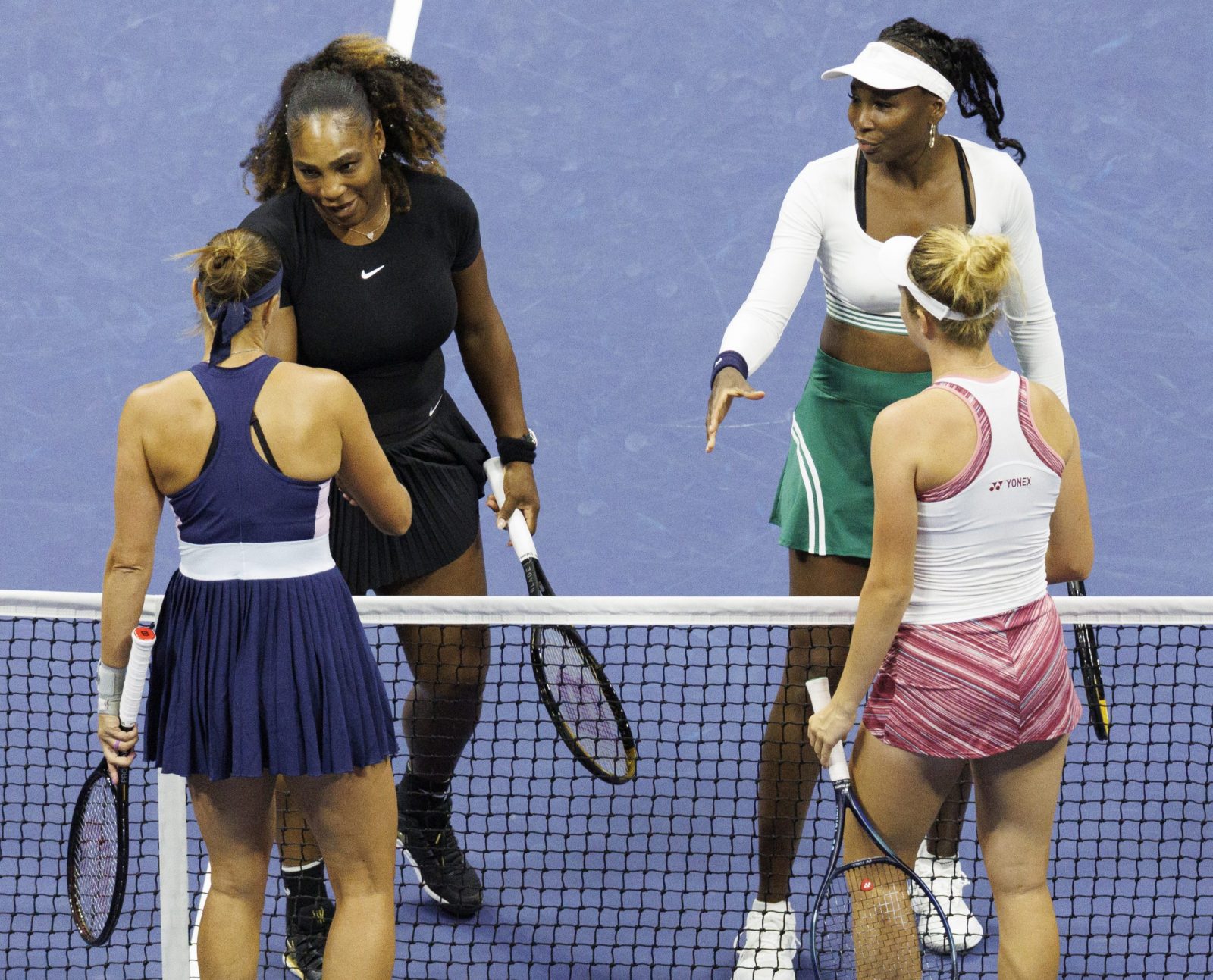 epa10153734 Serena Williams (2-L) and Venus Williams (R) of the USA greet Linda Noskova (2-R) and Lucie Hradecka (L) of the Czech Republic following the Williams' loss in the first round women's doubles match during the US Open Tennis Championships at the USTA National Tennis Center in in Flushing Meadows, New York, USA, 01 September 2022. The US Open runs from 29 August through 11 September.  EPA/CJ GUNTHER