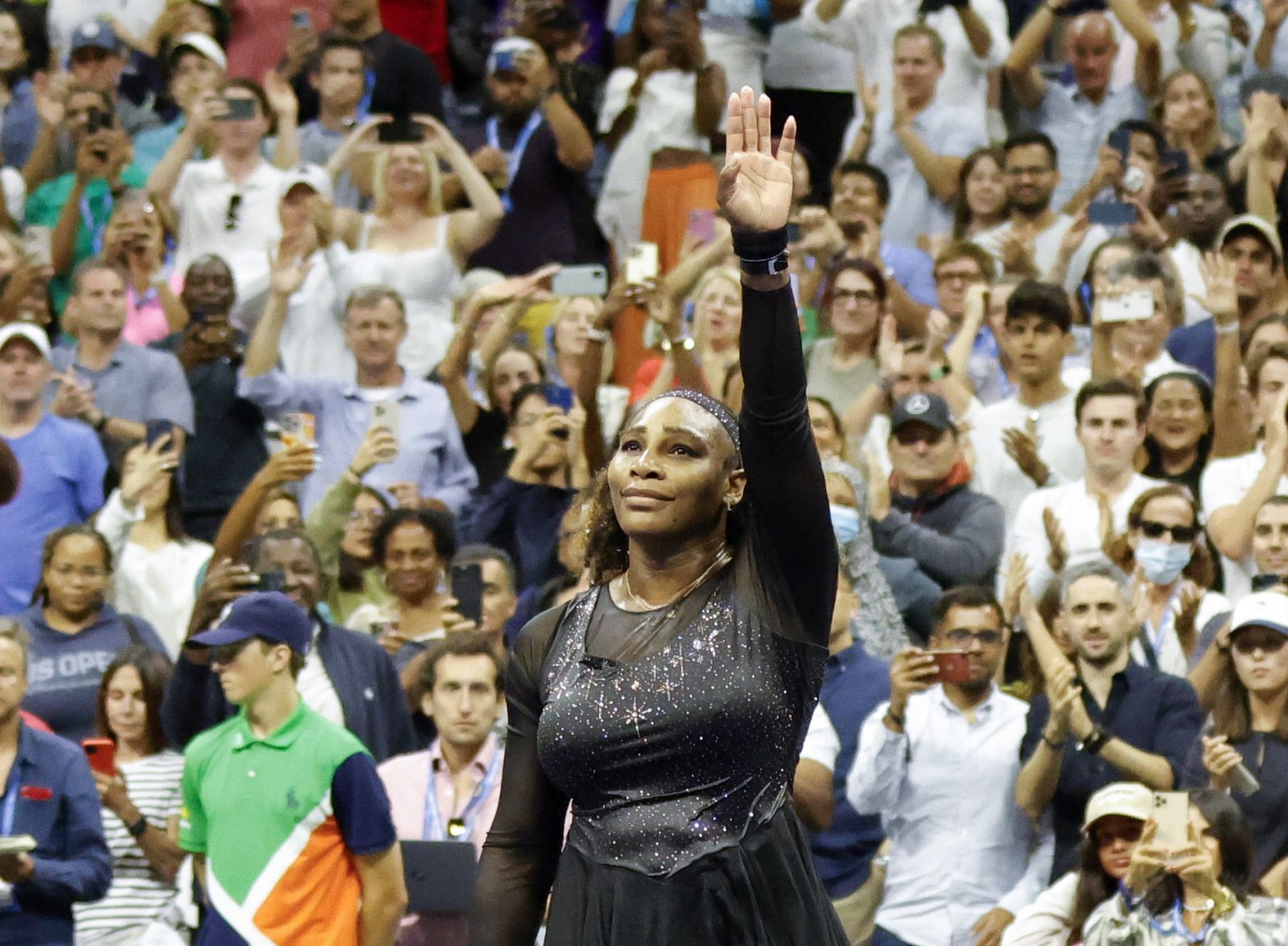 epaselect epa10156198 Serena Williams of the United States waves to the crowd after being defeated by Ajla Tomljanovic of Australia, during the third round at the US Open Tennis Championships at the USTA National Tennis Center in Flushing Meadows, New York, USA, 02 September 2022. The US Open runs from 29 August through 11 September.  EPA/JASON SZENES