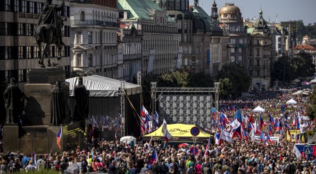 U Pragu 70 tisuća ljudi prosvjedovalo protiv češke vlade, EU i NATO-a: “Zaustavite rast cijena energenata”
