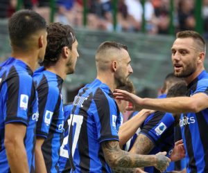 epa10157577 Inter Milan's midfielder Marcelo Brozovic (C) celebrates with team mates after scoring the opening goal in the Italian Serie A soccer match between AC Milan and FC Inter Milan at Giuseppe Meazza stadium in Milan, Italy, 03 September 2022.  EPA/ROBERTO BREGANI