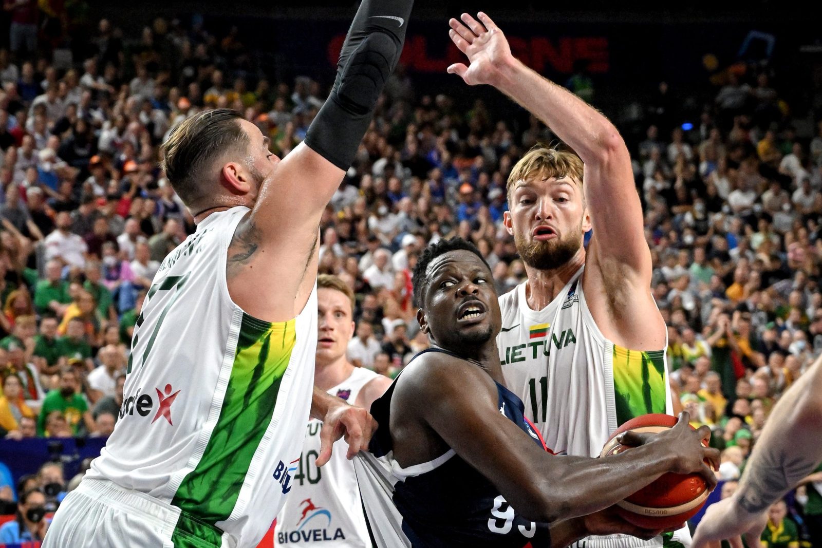 epa10157568 Moustapha Fall of France (C) in action against Jonas Valanciunas (L) and Domantas Sabonis (R) of Lithuania during the FIBA EuroBasket 2022 group B stage match between France and Lithuania in Cologne, Germany, 03 September 2022.  EPA/SASCHA STEINBACH
