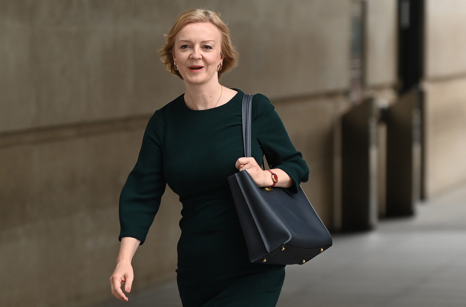 epa10158911 Britain's Foreign Secretary Liz Truss arrives at BBC Broadcasting House in London, Britain, 04 September 2022. Liz Truss and Rishi Sunak are the final two candidates in the race to be next Conservative Party leader and UK Prime Minister. The ballot among party members closed on 02 September with the winner to be announced on 05 September.  EPA/NEIL HALL