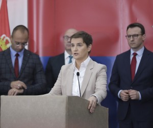 epa10161653 Serbia's Prime Minister Ana Brnabic (C) speaks during her visit to the northern, Serb-dominated part of ethnically divided town of Mitrovica, in Kosovo, 05 September 2022. Serbia does not recognize Kosovo as an independent state and still considers the territory as its own.  EPA/STR