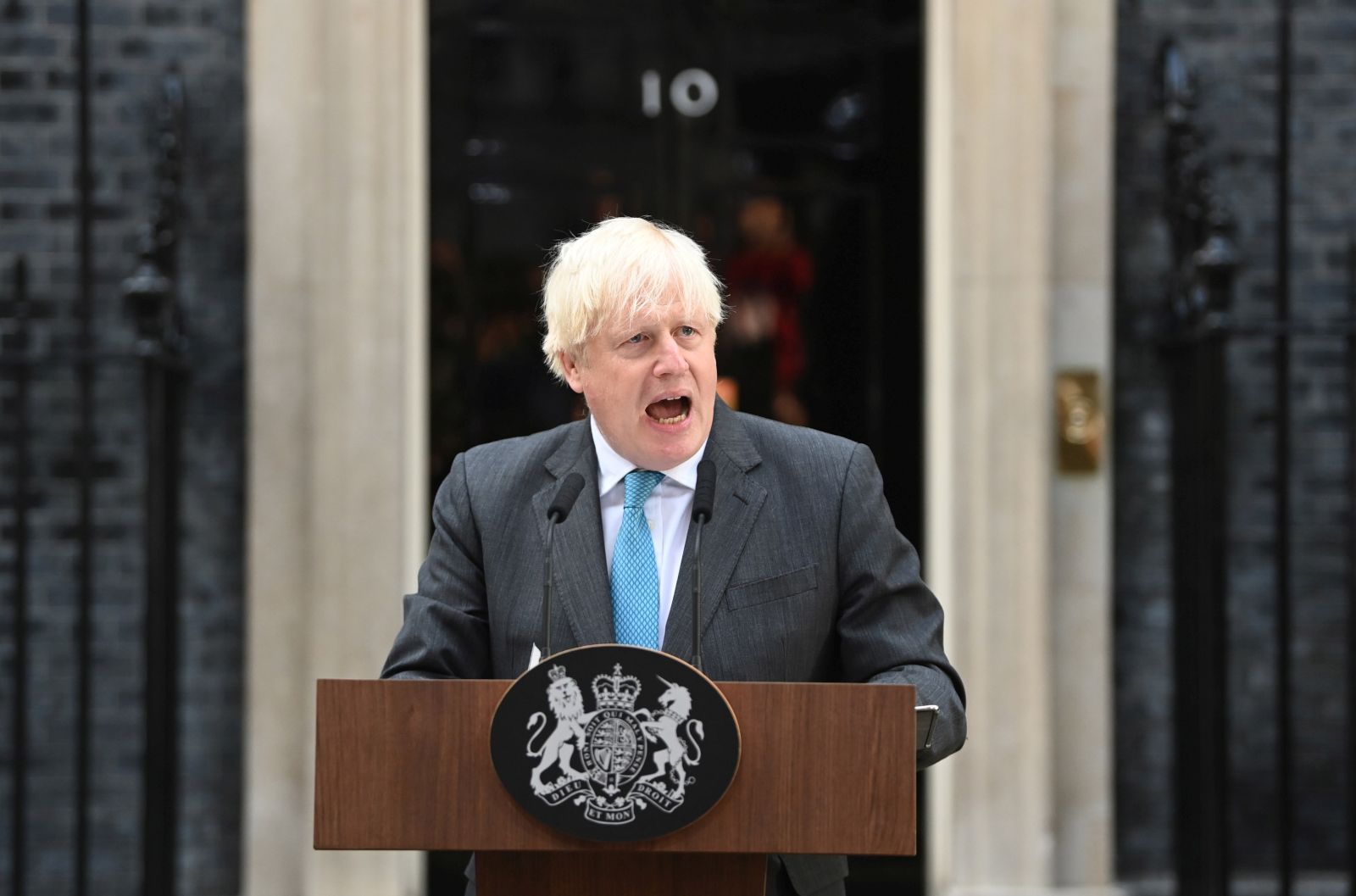 epa10163107 Outgoing British Prime Minister Boris Johnson makes a farewell speech at Downing Street, London, Britain, 06 September 2022. Boris Johnson will formally relinquish his role to Queen Elizabeth at Balmoral before the new Prime Minister is appointed.  EPA/NEIL HALL
