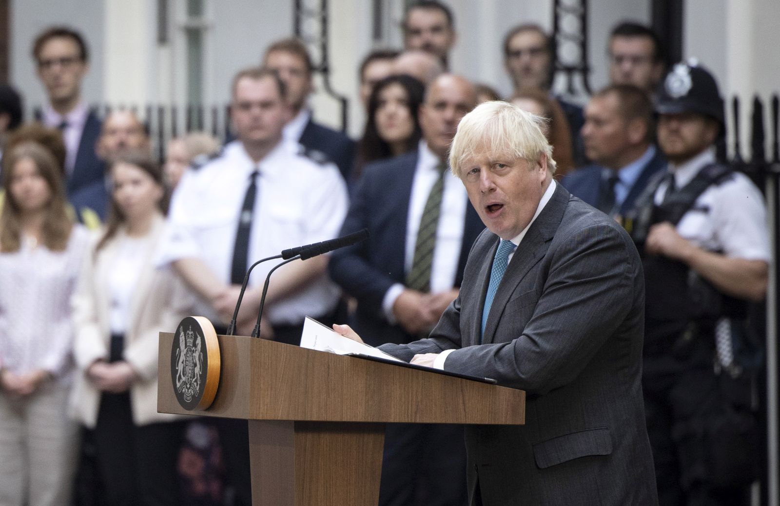 epa10163156 Outgoing British Prime Minister Boris Johnson makes a farewell speech at Downing Street, London, Britain, 06 September 2022. Johnson will formally relinquish his role to Queen Elizabeth at Balmoral before the new Prime Minister is appointed.  EPA/TOLGA AKMEN