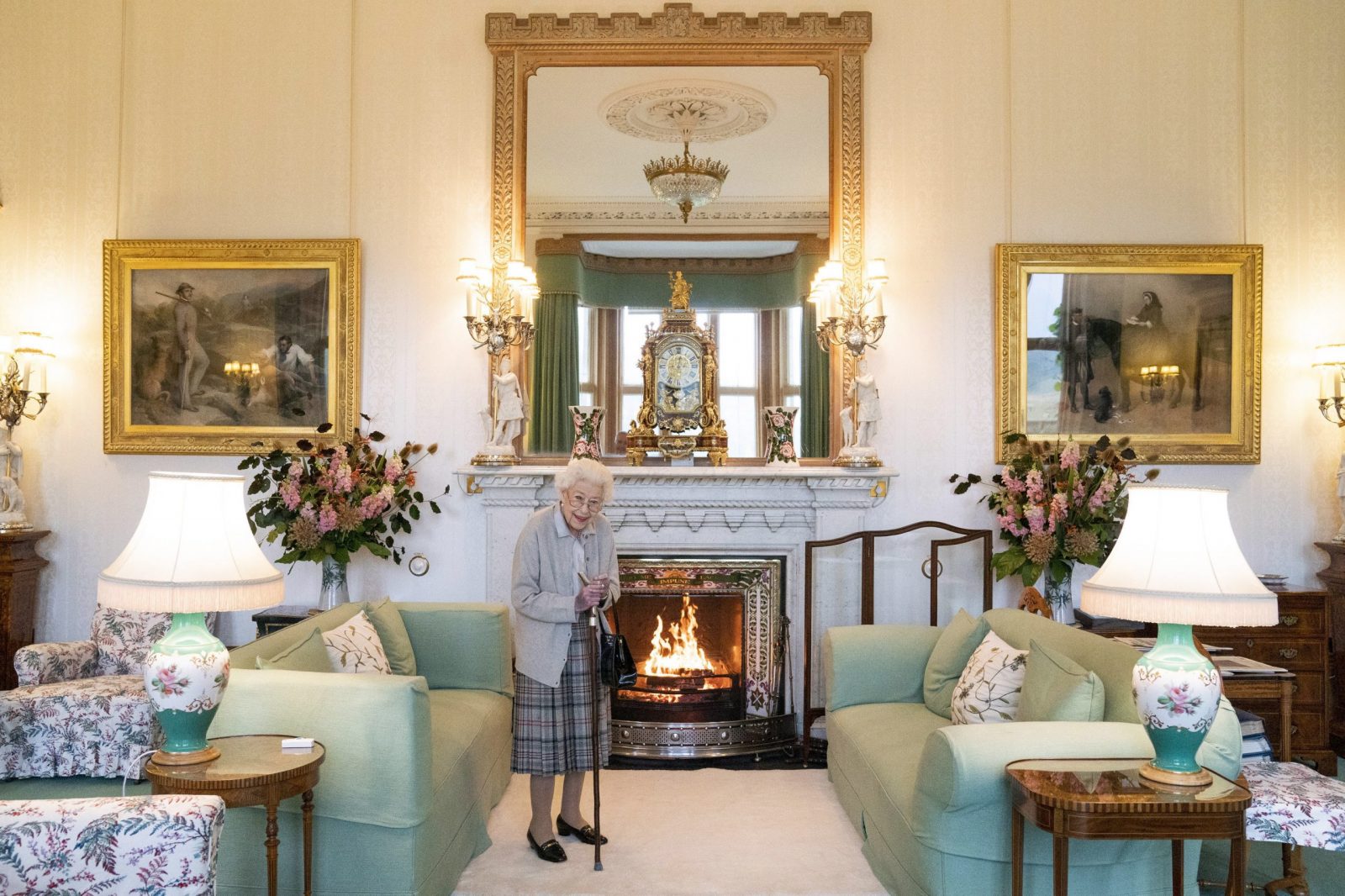 epa10164071 Queen Elizabeth II waits in the Drawing Room before receiving Liz Truss for an audience at Balmoral, Scotland, Britain 06 September 2022. Truss was in Balmoral for an audience with Queen Elizabeth II where she was invited to become Prime Minister and form a new government.  EPA/Andrew Milligan / POOL