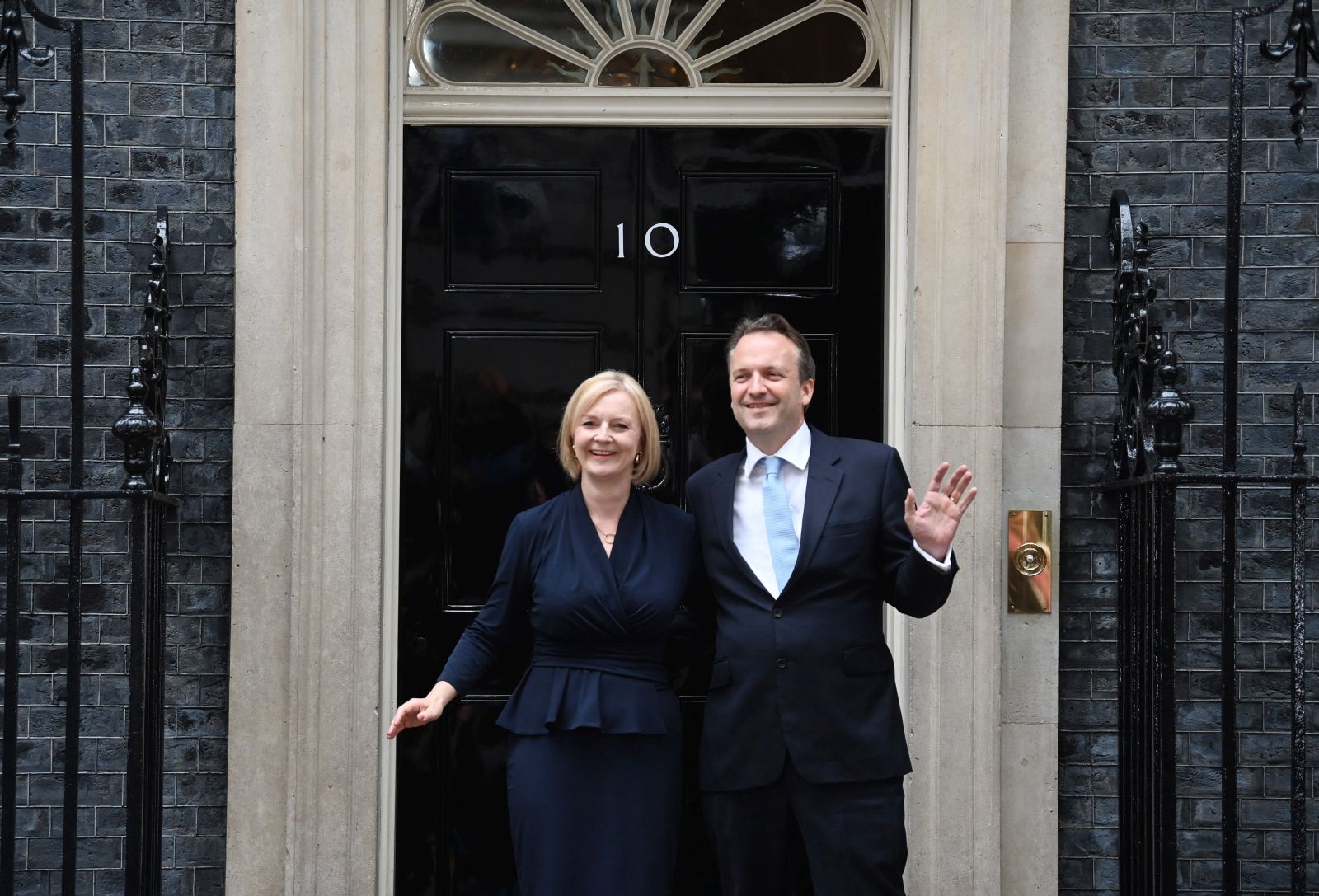 epa10164766 Britain's new Prime Minister Liz Truss with her husband Hugh O'Leary at Downing Street, London, Britain 06 September 2022. Truss has taken over as Prime Minister after travelling to Balmoral to see Queen Elizabeth II where she was invited to form a new government.  EPA/NEIL HALL