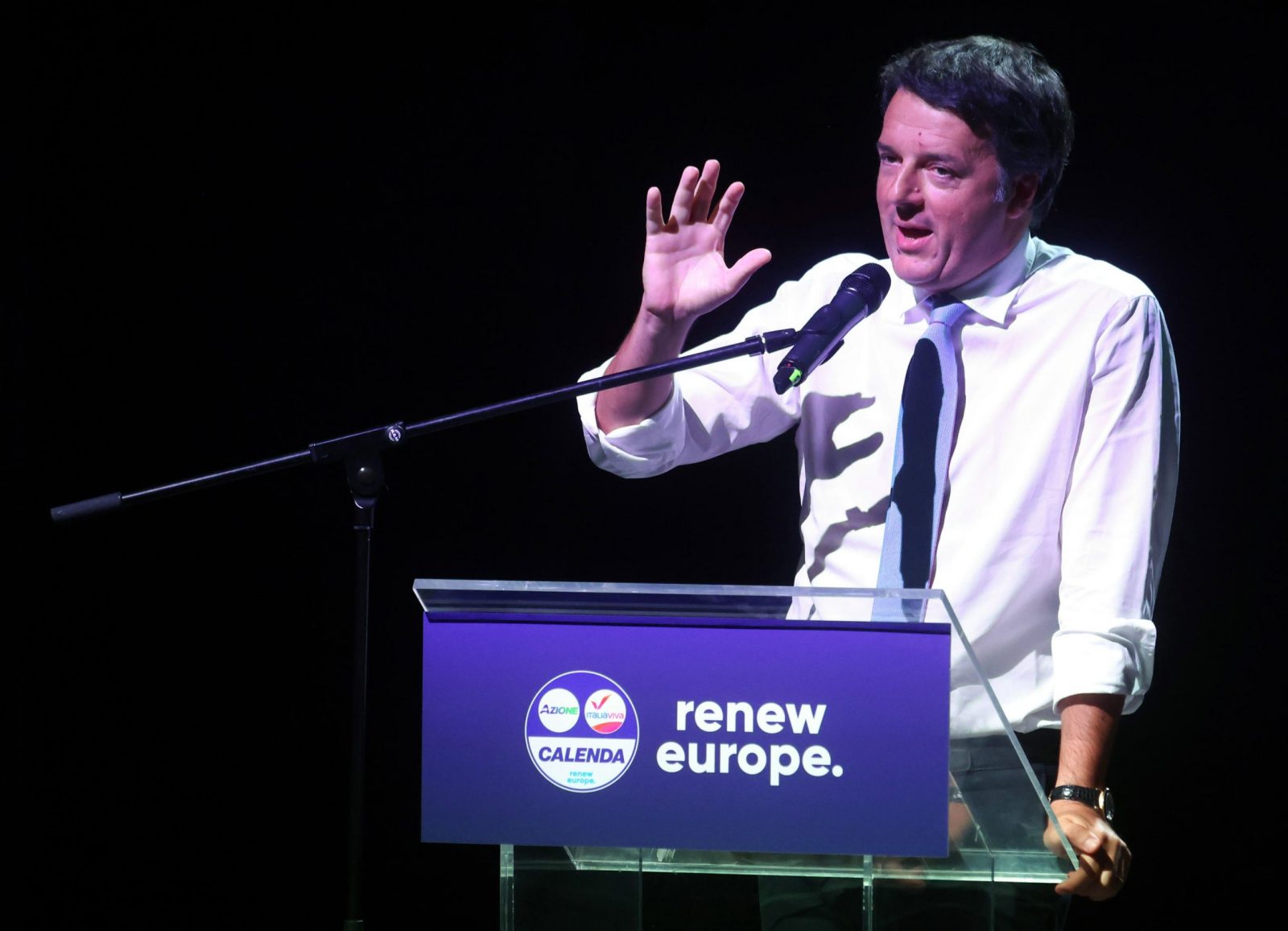 epa10164725 Matteo Renzi, head of the Italia Viva political party, speaks at the kickoff of the election campaign in Teatro Franco Parenti in Milan, Italy, 06 September 2022.  EPA/MATTEO BAZZI