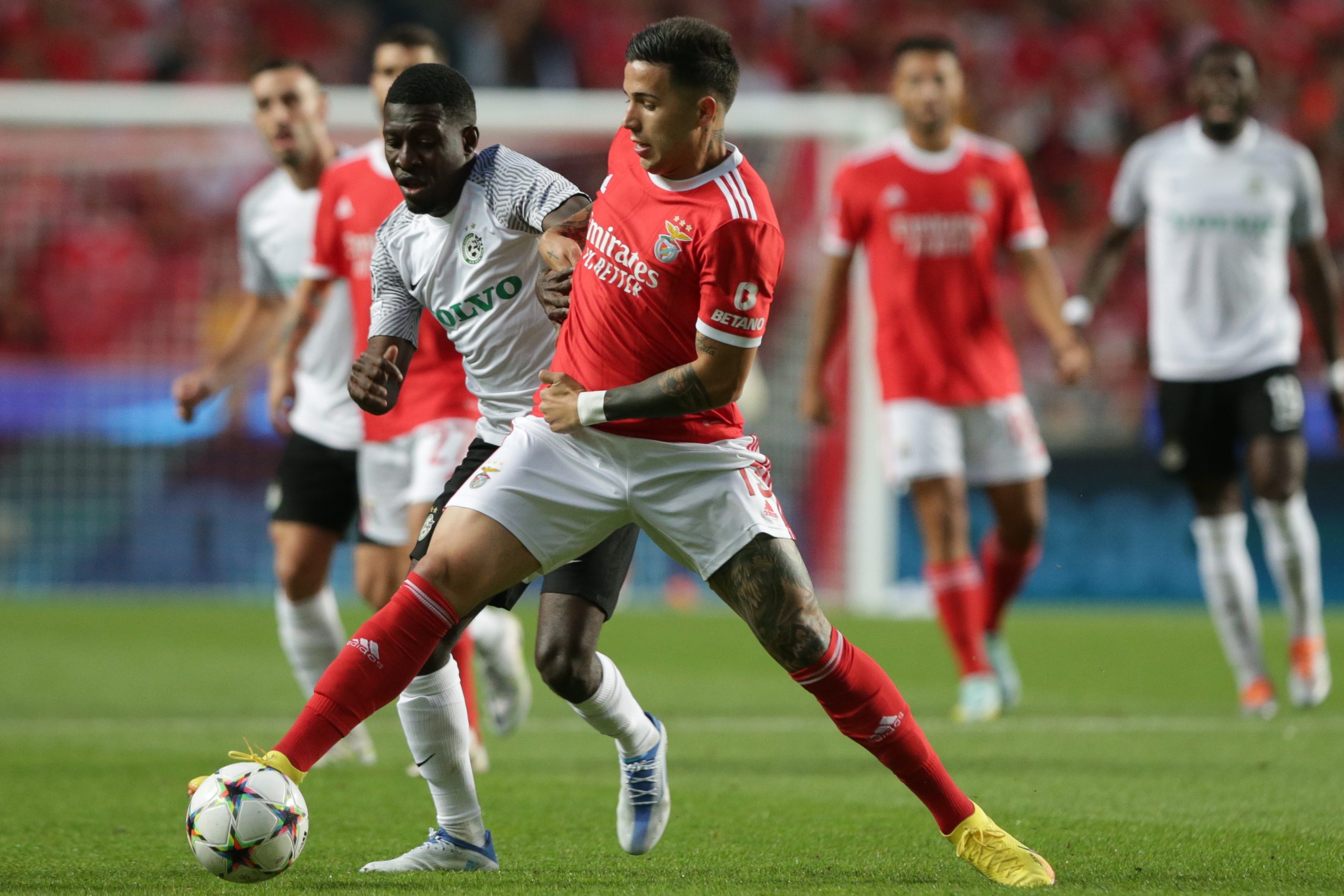 epa10165178 Benfica's Enzo Fernandez (C) in action against Haifa's Ali Mohamad (L) during the UEFA Champions League group H soccer match between SL Benfica and Maccabi Haifa in Lisbon, Portugal, 06 September 2022.  EPA/TIAGO PETINGA