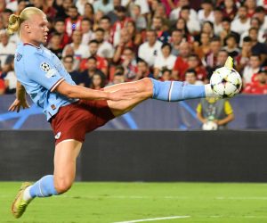 epa10165263 Manchester City's striker Erling Haaland (L) scores the 0-1 goal during the UEFA Champions League Group G soccer match between Sevilla FC and Manchester City held at Sanchez Pizjuan Stadium, in Seville, southern Spain, 06 September 2022.  EPA/Julio Munoz