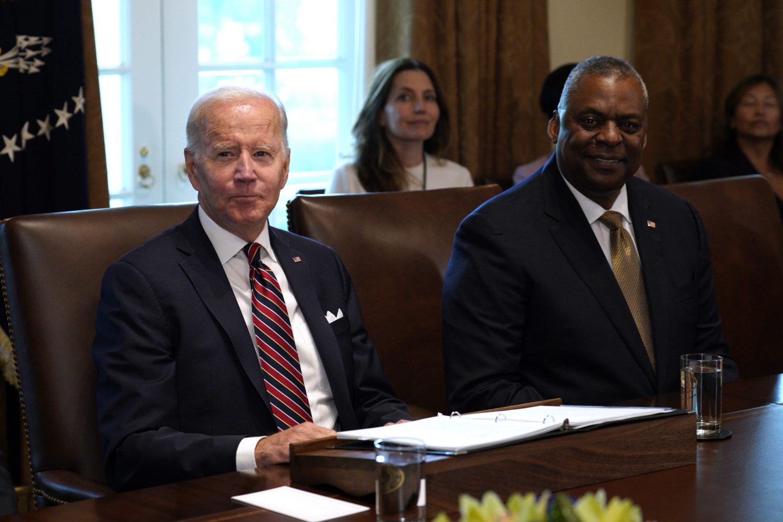 epa10164999 US President Joe Biden (L) with Defense Secretary Lloyd Austin holds a Cabinet meeting at the White House in Washington, DC, USA, on 06 September 2022.  EPA/Yuri Gripas / POOL .