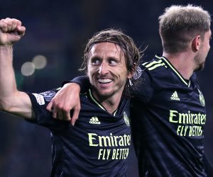 epa10165456 Luka Modric (L) of Real Madrid celebrates after scoring his team's second goal during the UEFA Champions League group F match between Celtic Glasgow and Real Madrid in Glasgow, Britain, 06 September 2022.  EPA/ROBERT PERRY