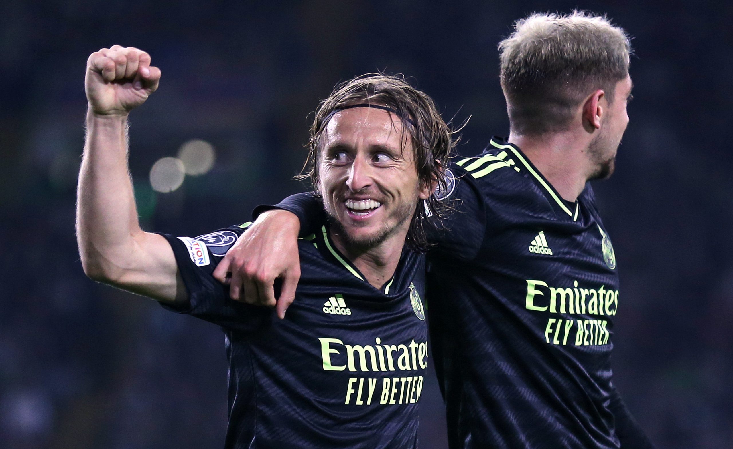 epa10165456 Luka Modric (L) of Real Madrid celebrates after scoring his team's second goal during the UEFA Champions League group F match between Celtic Glasgow and Real Madrid in Glasgow, Britain, 06 September 2022.  EPA/ROBERT PERRY