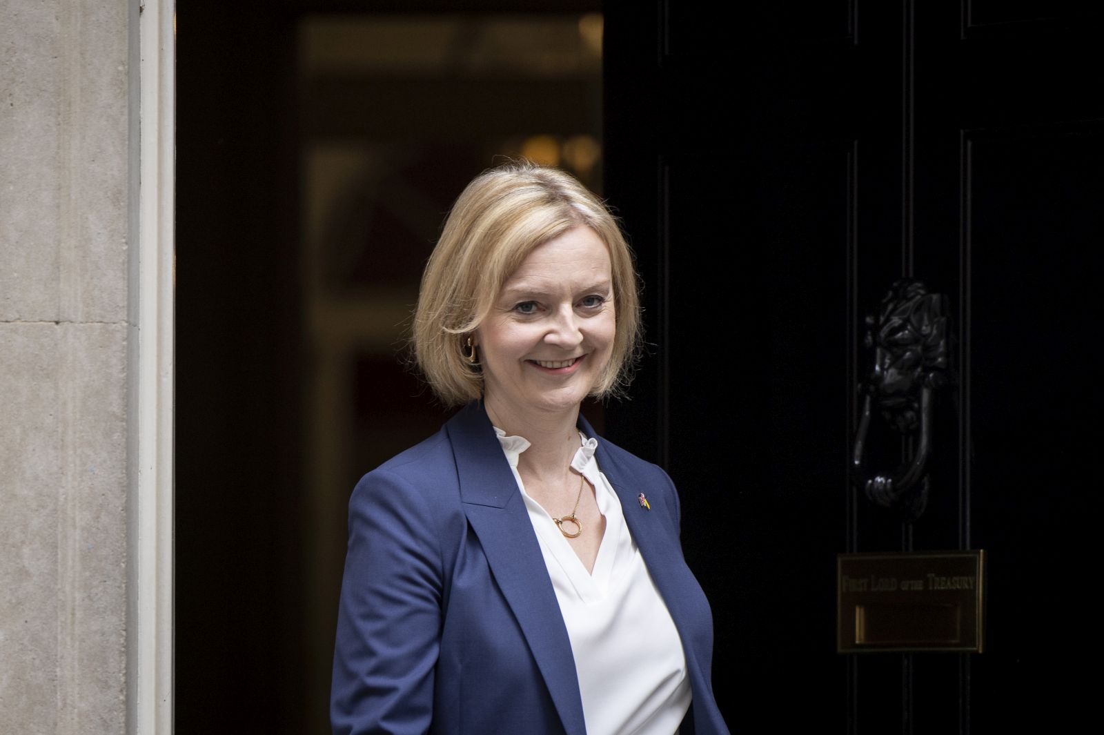 epa10166745 Britain's Prime Minister Liz Truss departs her official residence at 10 Downing Street to appear at her first Prime Minister's Questions at Parliament in London, Britain, 07 September 2022.  Truss will face questions in the Houses of Parliament for the first time since becoming Britain's Prime Minister on 06 September.  EPA/TOLGA AKMEN