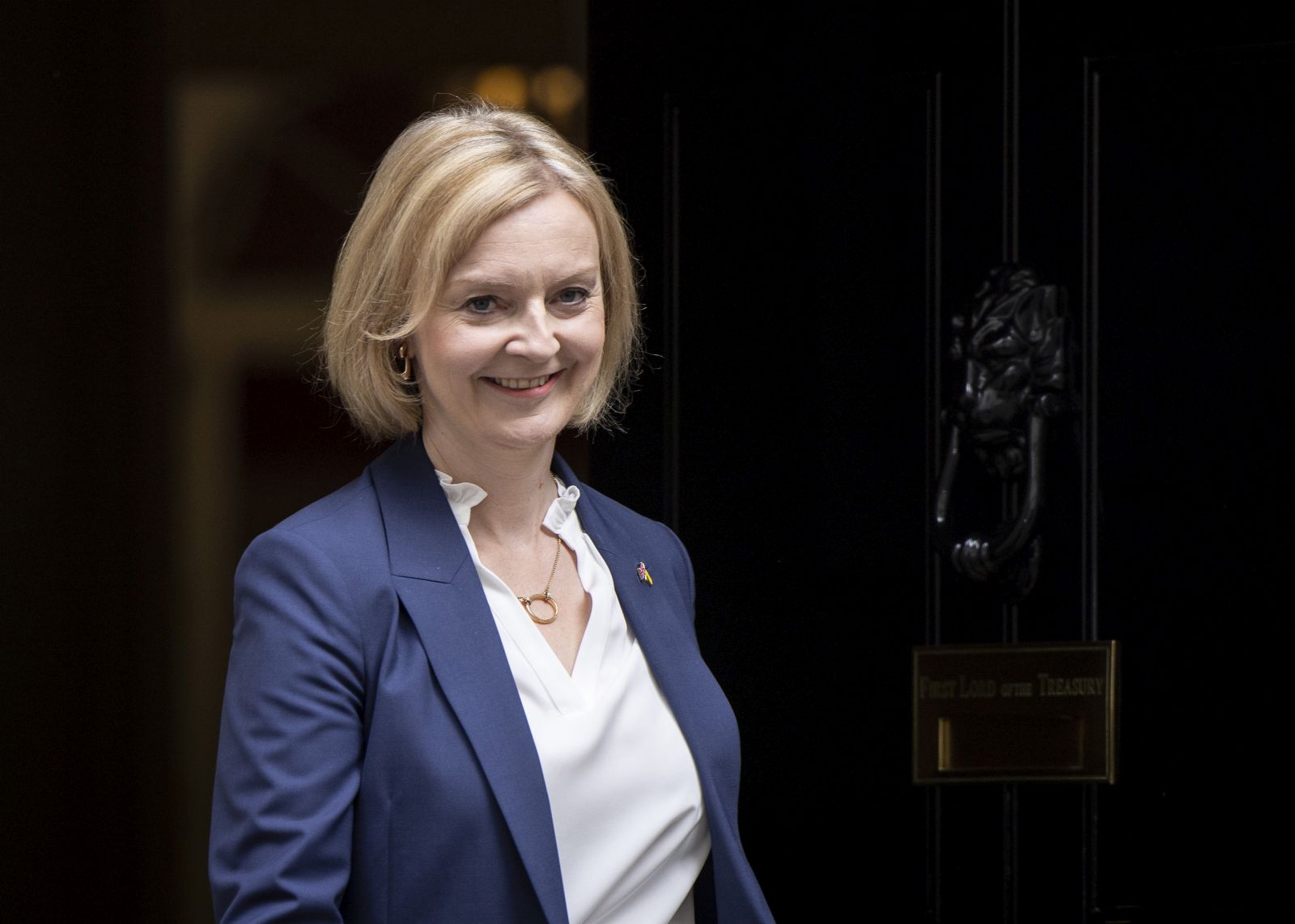 epa10166745 Britain's Prime Minister Liz Truss departs her official residence at 10 Downing Street to appear at her first Prime Minister's Questions at Parliament in London, Britain, 07 September 2022.  Truss will face questions in the Houses of Parliament for the first time since becoming Britain's Prime Minister on 06 September.  EPA/TOLGA AKMEN