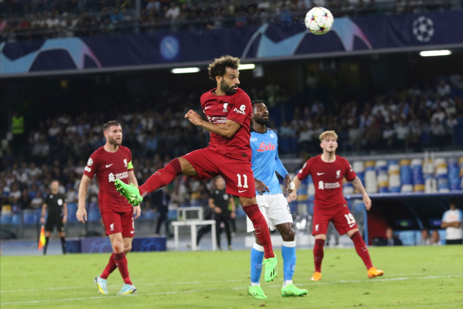 epa10168413 Liverpool’s forward Mohamed Salah (C) in action during the UEFA Champions League group A soccer match between SSC Napoli and Liverpool FC at the Diego Armando Maradona stadium in Naples, Italy, 07 September 2022.  EPA/CESARE ABBATE