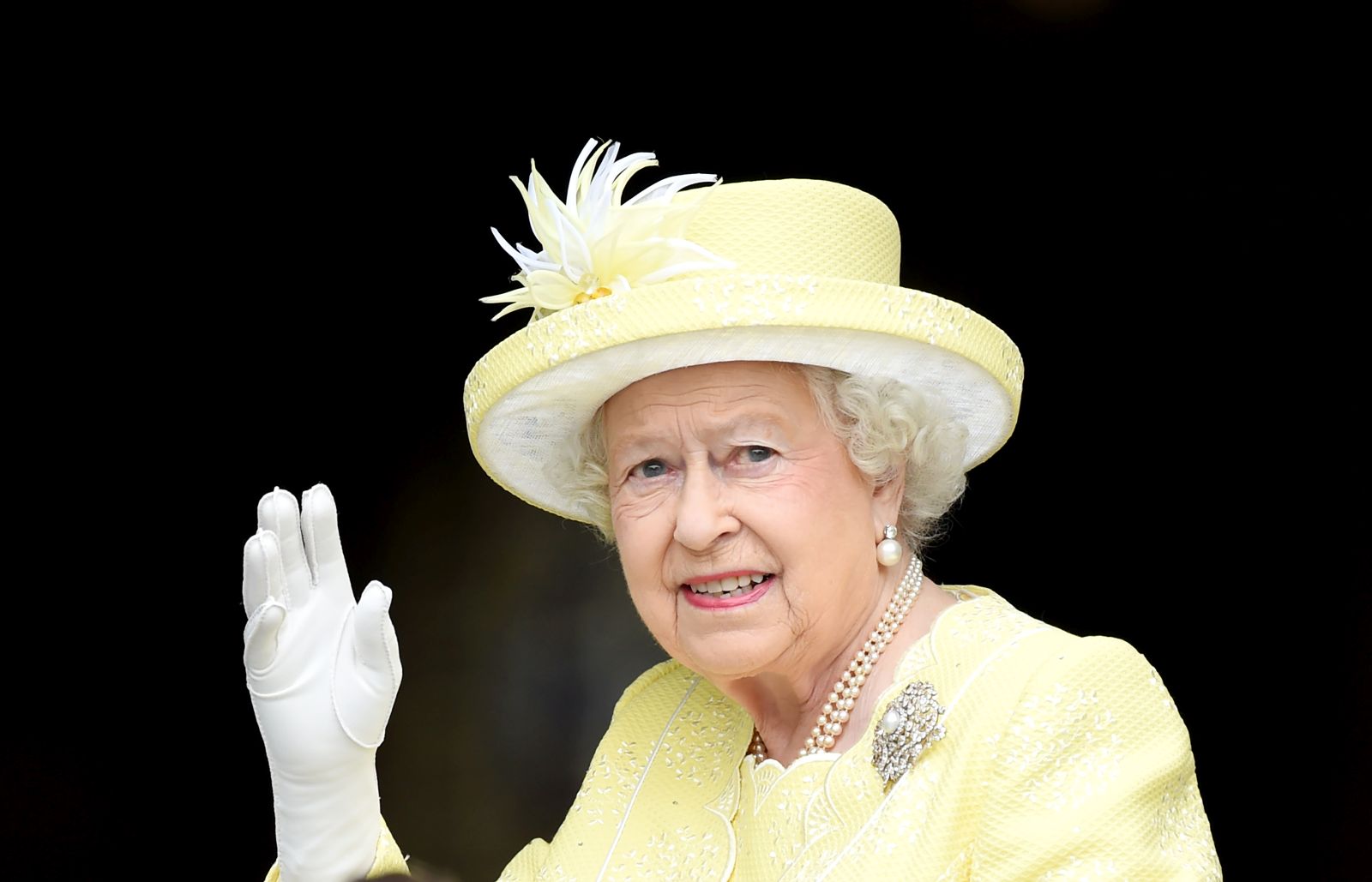 epa10170446 (FILE) - Britain's Elizabeth II waves as she arrives to St Paul's Cathedral ahead of The National Service of Thanksgiving to mark her 90th birthday in London, Britain, 10 June 2016 (reissued 08 September 2022). According to a statement issued by Buckingham Palace on 08 September 2022, Britain's Queen Elizabeth II has died at her Scottish estate, Balmoral Castle, on 08 September 2022. The 96-year-old Queen was the longest-reigning monarch in British history.  EPA/FACUNDO ARRIZABALAGA *** Local Caption *** 52813545