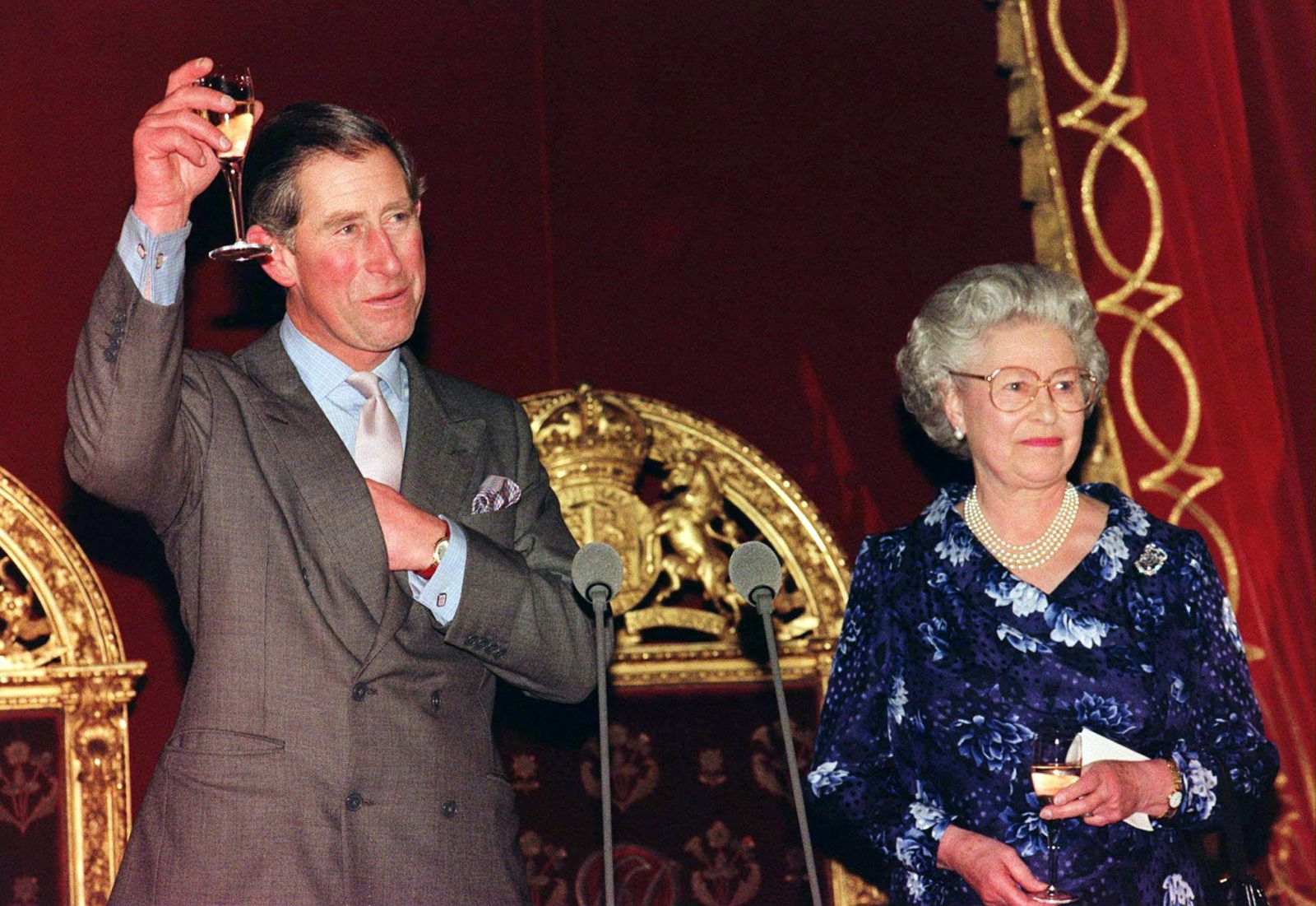 epa10170594 (FILE) - Britain's Prince Charles raises his glass in response to a toast from his mother, Queen Elizabeth II (R) during a reception in his honour on the eve of his 50th birthday at Buckingham Palace in London, Britain, 13 November 1998 (reissued 08 September 2022). According to a statement issued by Buckingham Palace on 08 September 2022, Britain's Queen Elizabeth II has died at her Scottish estate, Balmoral Castle, on 08 September 2022. The 96-year-old Queen was the longest-reigning monarch in British history.  EPA/JOHN STILLWELL / POOL UK AND IRELAND OUT SHUTTERSTOCK OUT *** Local Caption *** 99419691