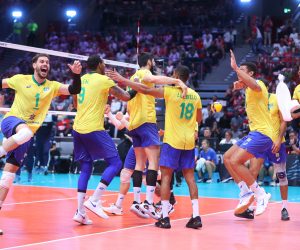 epa10170533 Brazilian national team players celebrate after winning the FIVB Volleyball Men's World Championship quarter-final match between Argentina and Brazil at the Arena Gliwice, in Gliwice, southern Poland, 08 September 2022.  EPA/Lukasz Gagulski POLAND OUT