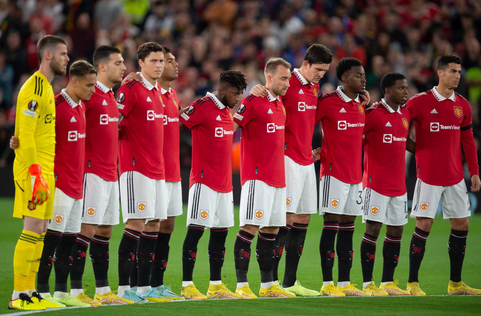 epa10171085 The players from both teams observes a minute of silence to honour HRH Queen Elizabeth II before the UEFA Europa League round 1 soccer match between Manchester United and Real Sociedad held in Manchester, Britain, 08 September 2022. According to a statement issued by Buckingham Palace on 08 September 2022, Britain's Queen Elizabeth II has died at her Scottish estate, Balmoral Castle, on 08 September 2022. The 96-year-old Queen was the longest-reigning monarch in British history  EPA/PETER POWELL