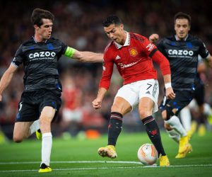 epa10171123 Real Sociedad's Aritz Elustondo (L) in action with Manchester United's Cristiano Ronaldo  (R) during the UEFA Europa League round 1 soccer match between Manchester United and Real Sociedad held in Manchester, Britain, 08 September 2022.  EPA/PETER POWELL