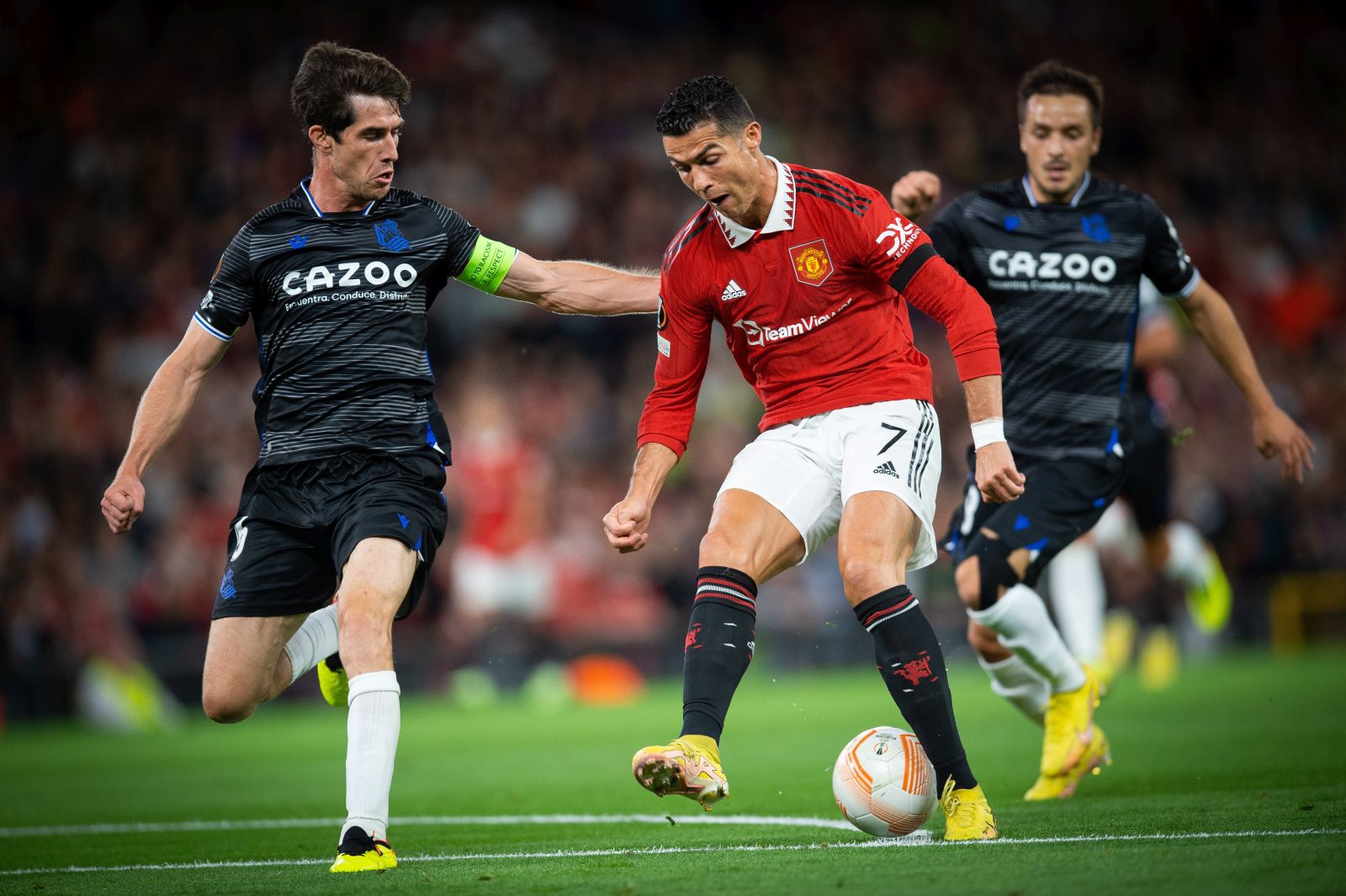 epa10171123 Real Sociedad's Aritz Elustondo (L) in action with Manchester United's Cristiano Ronaldo  (R) during the UEFA Europa League round 1 soccer match between Manchester United and Real Sociedad held in Manchester, Britain, 08 September 2022.  EPA/PETER POWELL