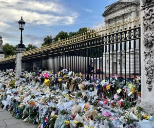 London, 9.9.2022.- Ttisuæe ljudi okupilo se ispred Buckinghamske palaèe u èast preminule britanske kraljice Elizabete II. Na slici cvijeæe uz ogradu Buckingemske palaèe. 
foto HINA/ Viktor Hainski/ ua