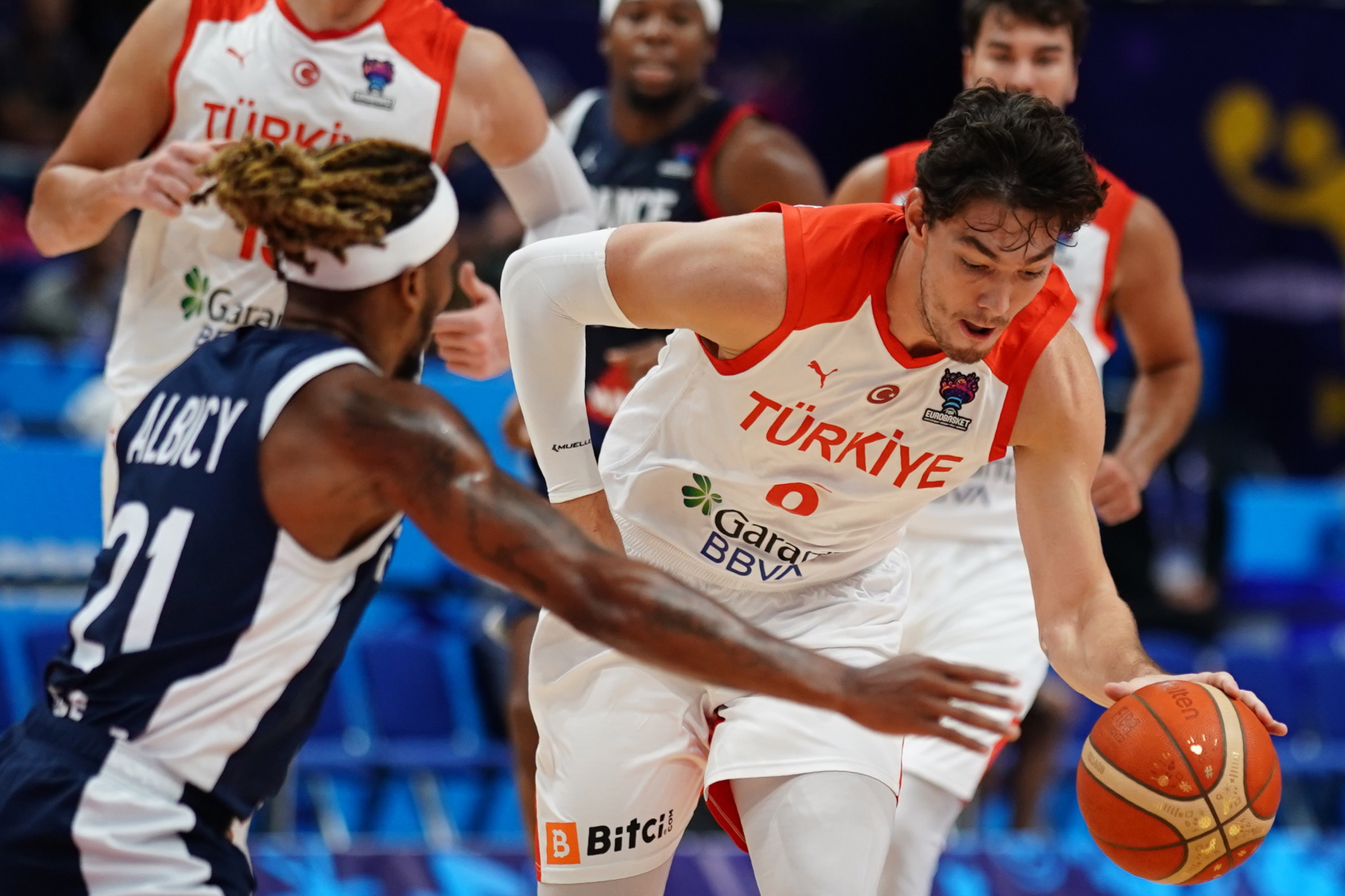 epa10175148 Turkey’s Cedi Osman (R) in action against France’s Andrew Albicy (L) during the FIBA EuroBasket 2022 Round of 16 match between Turkey and France at EuroBasket Arena Berlin, in Berlin, Germany 10 September 2022.  EPA/CLEMENS BILAN