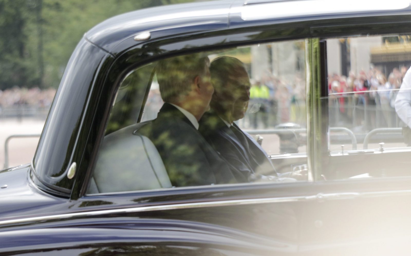 epa10175374 Britain's King Charles III (R) arrives at Buckingham Palace in London, Britain, 10 September 2022. Britain's Queen Elizabeth II died at her Scottish estate, Balmoral Castle, on 08 September 2022. The 96-year-old Queen was the longest-reigning monarch in British history. King Charles III has been formally announced as the new sovereign during a meeting of the Accession Council.  EPA/OLIVIER HOSLET