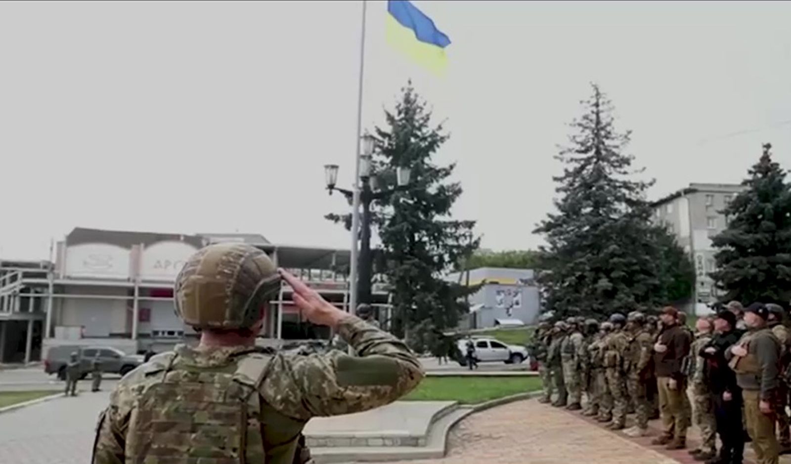 epa10175640 A framegrab taken from a handout video made available by the Ukrainian Defense Ministry shows Ukrainian flags flown in central Balakliya, Kharkiv oblast, Ukraine, 10 September 2022. The Ukrainian armed forces said they had recaptured about 2,500 square kilometres in the Kharkiv Oblast during a counter-offensive as of 09 September. Russian troops on 24 February invaded Ukrainian territory, starting a conflict that has provoked destruction and a humanitarian crisis.  EPA/UKRAINE DEFENSE MINISTRY / HANDOUT BEST QUALITY AVAILABLE HANDOUT EDITORIAL USE ONLY/NO SALES