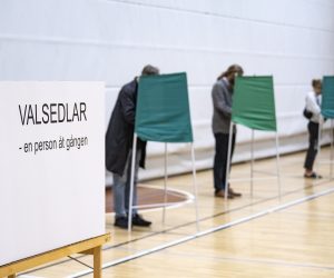 epaselect epa10177204 People prepare to cast their ballots at a polling station during the general elections, in Malmo, Sweden, 11 September 2022.  EPA/JOHAN NILSSON SWEDEN OUT