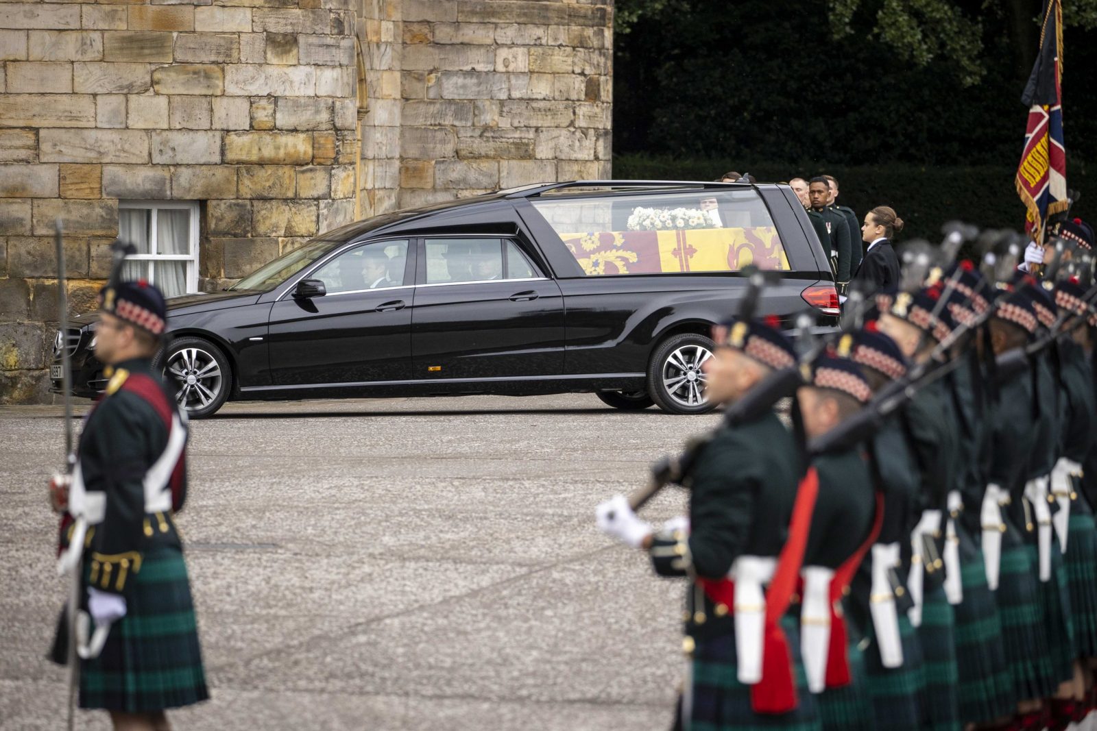 epa10178475 A handout photo made available by the British Army showing HM Queen Elizabeth II coffin, arriving at the Palace of Holyrood, in Edinburgh, Scotland, Britain, 11 September 2022. The arrival of the hearse carrying Queen Elizabeth II marks the first stage of the journey from Balmoral to London. It will remain in Holyroodhouse overnight. Britain's Queen Elizabeth II died at her Scottish estate on 08 September 2022.  EPA/Corporal Nathan GM Tanuku, RLC / British Army / HADNOUT  HANDOUT EDITORIAL USE ONLY/NO SALES