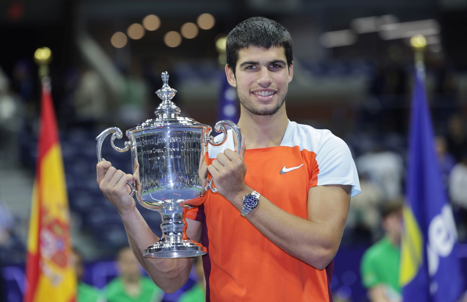 epa10179090 Carlos Alcaraz of Spain celebrates with the championship trophy after defeating Casper Ruud of Norway during the men's final match at the US Open Tennis Championships at the USTA National Tennis Center in Flushing Meadows, New York, USA, 11 September 2022. The US Open runs from 29 August through 11 September.  EPA/JUSTIN LANE