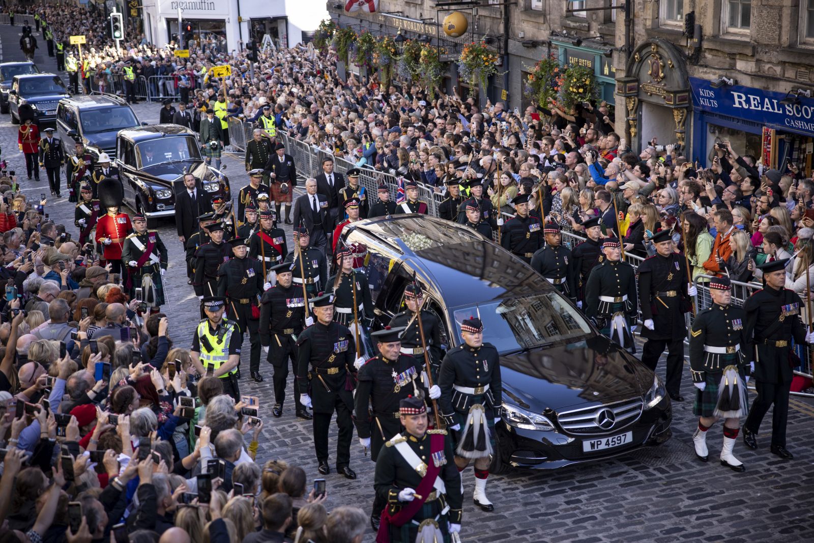 epa10179930 Members of the royal family join the procession of the coffin of Britain's Queen Elizabeth II from the Palace of Holyroodhouse to St Giles' Cathedral in Edinburgh, Scotland, Britain, 12 September 2022. Members of the public will be able to view the coffin to pay their respects for 24 hours before it is taken to London ahead of a period of lying in state.  EPA/TOLGA AKMEN