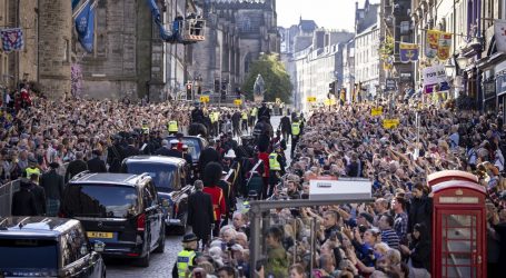 Dok je lijes kraljice Elizabete II. prolazio Edinburghom, policija uhitila tri osobe zbog ometanja javnog reda
