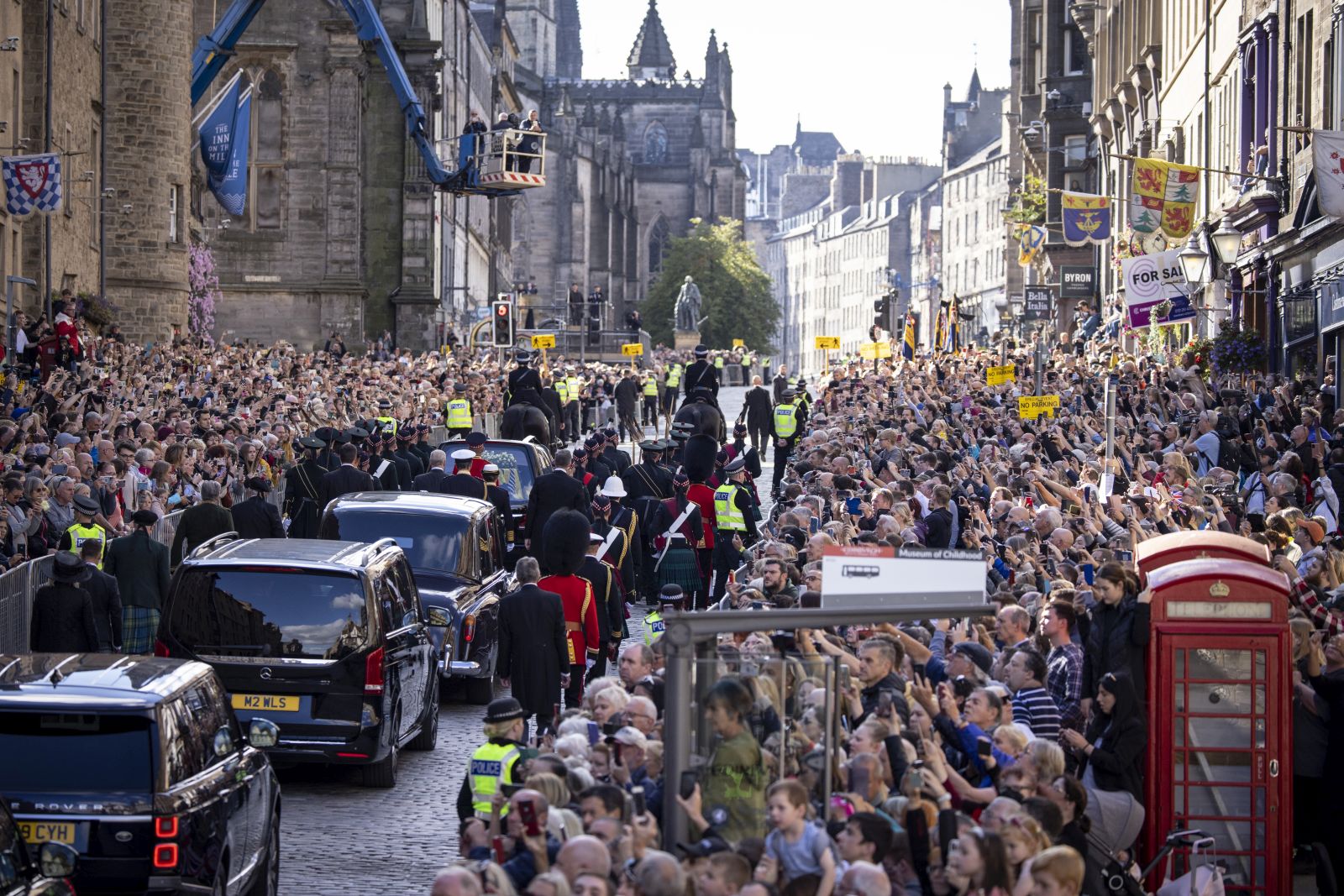 epa10180024 The procession of the coffin of Britain's late Queen Elizabeth II from the Palace of Holyroodhouse to St Giles' Cathedral accompanied by members of the royal family in Edinburgh, Scotland, Britain, 12 September 2022. Members of the public will be able to view the coffin to pay their respects for 24 hours before it is taken to London ahead of a period of lying in state.  EPA/TOLGA AKMEN