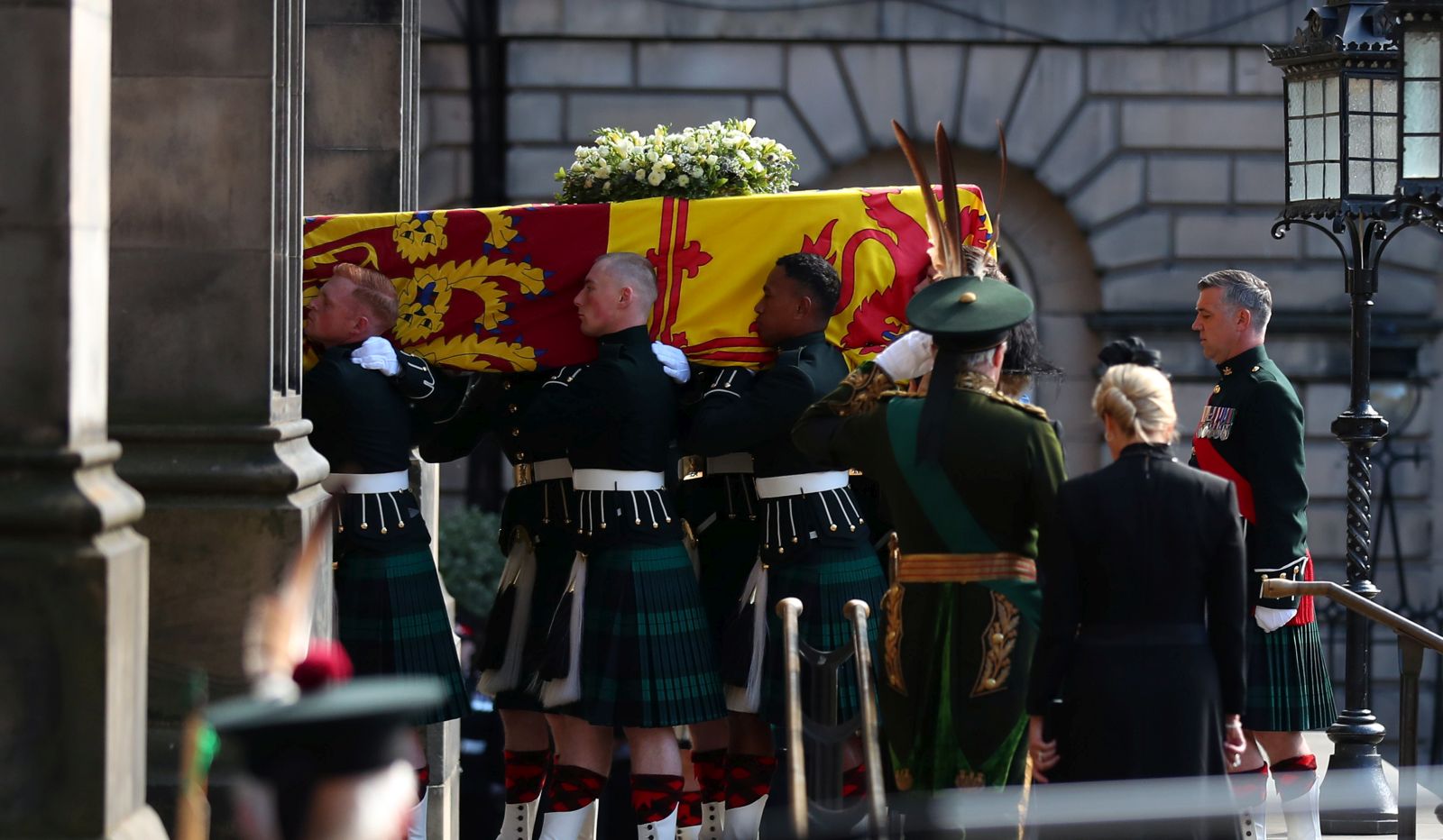 epa10179973 Royal guards carry the coffin with the body of Britain's Queen Elizabeth II into St Giles' Cathedral after a procession from the Palace of Holyroodhouse to accompanied by members of the royal family in Edinburgh, Scotland, Britain, 12 September 2022. Members of the public will be able to view the coffin to pay their respects for 24 hours before it is taken to London ahead of a period of lying in state.  EPA/NUNO VEIGA
