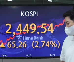 epa10180938 An electronic signboard in the dealing room of Hana Bank shows the benchmark Korea Composite Stock Price Index (KOSPI) having risen 65.26 points, or 2.74 percent, to close at 2,449.54 in Seoul, 13 September 2022, owing to investors' optimism ahead of the release of the US inflation data.  EPA/YONHAP SOUTH KOREA OUT