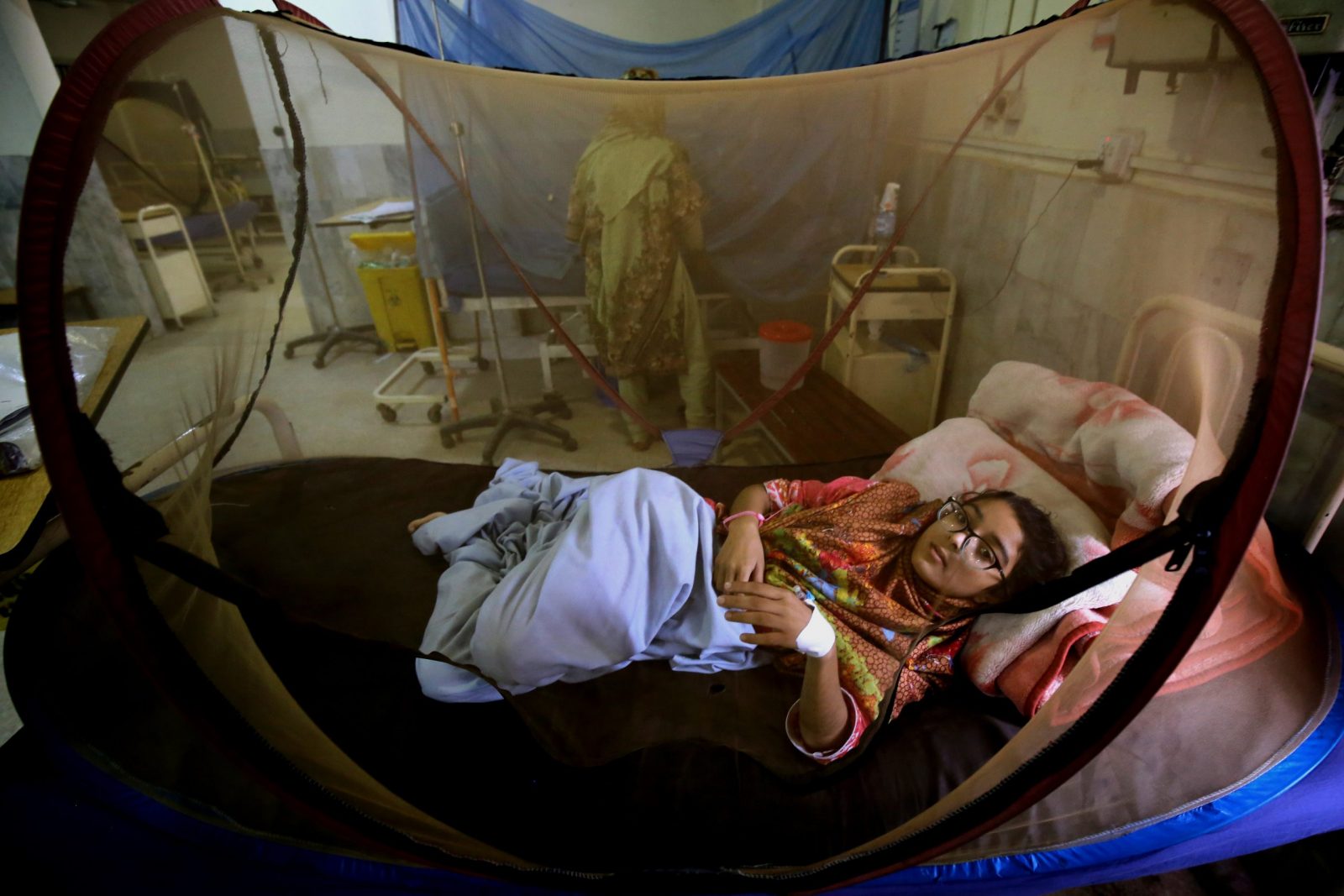 epa10181108 A patient suffering from dengue fever receives medical treatment at an isolation ward of a Lady Reading government hospital in Peshawar, Pakistan, 13 September 2022.  According to the statistics issued by District Health Office (DHO), 373 dengue cases have been reported this season so far. The DHO stated that so far 240 infections were reported from rural areas and 133 from urban areas, amid a continued increase in dengue fever cases, with the numbers in the thousands, and health experts warn the next coming weeks will be critical.  EPA/BILAWAL ARBAB