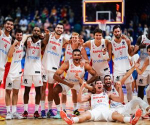 epa10181874 Spain’s players celebrate after winning the FIBA EuroBasket 2022 Quarter Finals match between Spain and Finland at the EuroBasket Arena Berlin, in Berlin, Germany, 13 September 2022.  EPA/CLEMENS BILAN